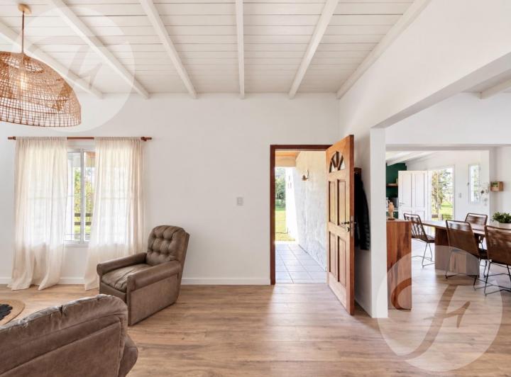 Campo · 230m² · 6 Ambientes · 2 Cocheras