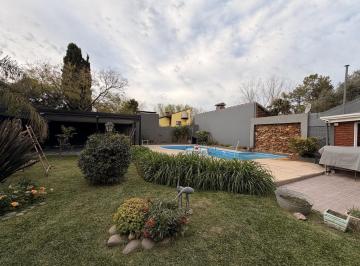 Casa · 255m² · 5 Ambientes · 2 Cocheras · Casa Tres Dorm. con Jardin y Pileta en Pueblo Esther