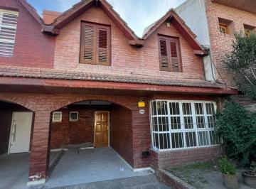 Casa · 6 Ambientes · Casa 4 Dorm. C/entrada Para Vehículo y Patio - Mendoza 970 Nqn