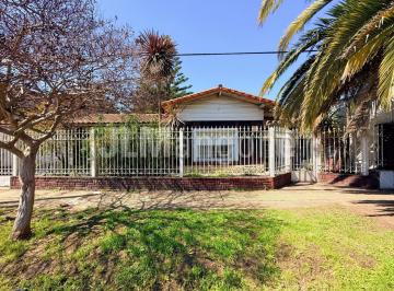 Casa · 137m² · 3 Ambientes · 2 Cocheras · Casa 3 Amb con Cocheras y Parque (Lote 417 M&sup2;)