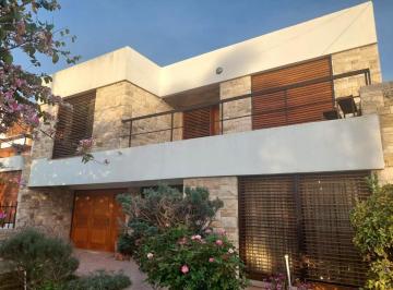 Casa · 300m² · 7 Ambientes · 1 Cochera · Casa en Venta en Urca – Gran Propiedad con Todo El Espacio Que Tu Familia Necesita