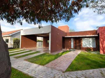 Casa de 6 ambientes, Luzuriaga · Casa en Alquiler C/ Cochera en Luzuriaga