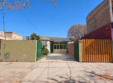 Casa · 200m² · 5 Ambientes · 4 Cocheras · Casa en Cipolletti