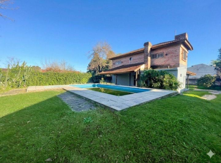 Casa · 200m² · 4 Ambientes · 3 Cocheras