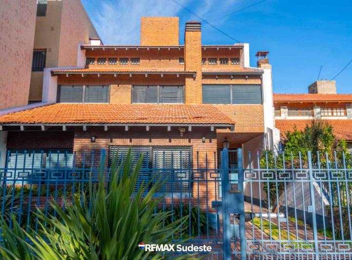 Casa · 385m² · 5 Ambientes · 1 Cochera