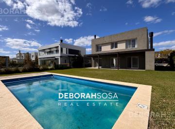 Casa · 195m² · 5 Ambientes · 6 Cocheras · Casa en Venta 5 Ambientes - Lote Interno Barrio Vistas - Puertos