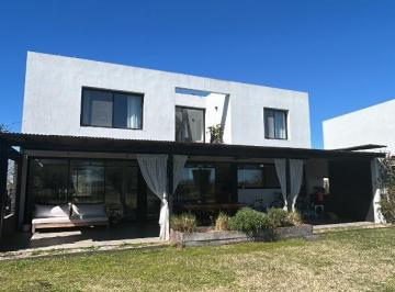 Casa · 245m² · 5 Ambientes · Casa a La Venta en El Cantón Golf