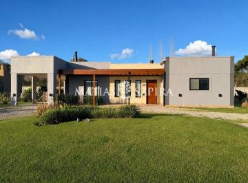 Casa · 121m² · 4 Ambientes · 2 Cocheras · Casa en Venta de 4 Ambientes en Barrio Prados del Oeste