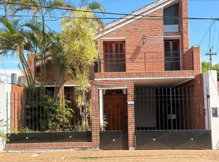 Casa · 375m² · 3 Ambientes · 2 Cocheras