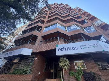 Departamento · 48m² · 2 Ambientes · 1 Cochera · Alquiler | Dpto de 1 Dorm. 1 Baño con Cocina Separada Al Lado del Parque Sarmiento - Tap