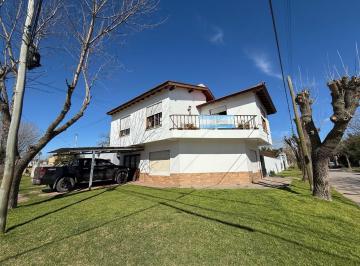 Casa · 337m² · 5 Ambientes · 1 Cochera · Casa con Locales y Quincho en Madariaga.