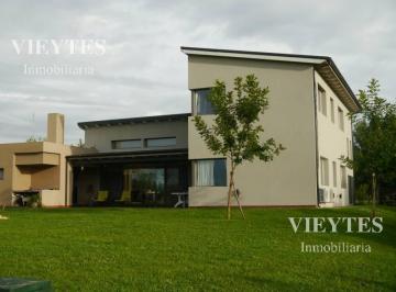 Casa · 312m² · 4 Dormitorios · 3 Cocheras · Casa en Venta en Barrio Privado Chacras de La Reserva