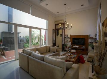 Casa · 244m² · 6 Ambientes · 1 Cochera · Venta Casa 4 Dorm. Nuñez Cochera Patio y Parrila, Impecable