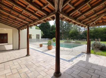 Casa · 250m² · 4 Ambientes · 2 Cocheras · Casa en Venta en Campos de Roca