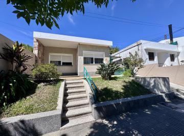 Casa · 99m² · 4 Ambientes · 2 Cocheras · Casa en Venta de 2 Dorm. y Patio en Pueblo Nuevo, Colonia del Sacramento