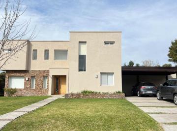 Casa · 232m² · 8 Ambientes · 4 Cocheras · Casa en Venta Haras Santa Maria