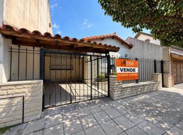 Casa · 140m² · 4 Ambientes · 1 Cochera · Venta Casa 4 Ambientes en Lote Propio con Parque y Cochera! - Ramos Mejía Sur