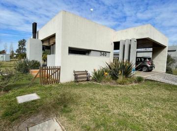 Casa · 105m² · 2 Dormitorios · 2 Cocheras · Casa en Venta en Puerto Roldán | 2 Dorm. | Lote de 924 m²