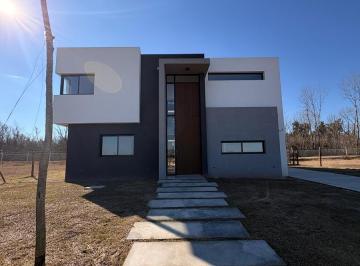Casa · 187m² · 5 Ambientes · 2 Cocheras · Casa en Venta Barrio Nativas - Puertos del Lago, Escobar
