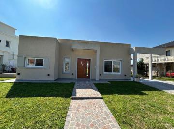 Casa de 4 ambientes, Esteban Echeverría · Casa en Venta en Santa Ines de Canning! 3 Dorm., Piscina y Losa Radiante! Fondo Al Pulmon!