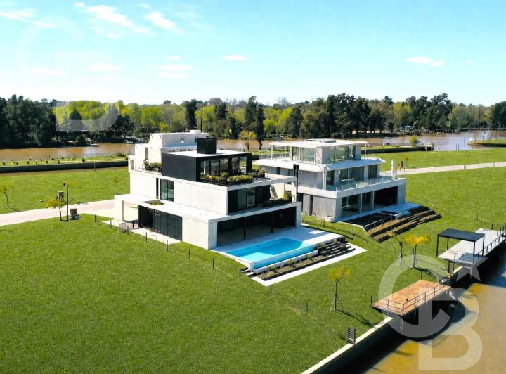 Casa · 435m² · 6 Ambientes · 4 Cocheras