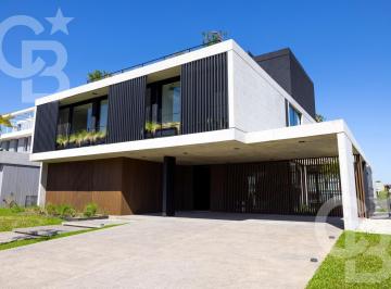 Casa · 435m² · 6 Ambientes · 4 Cocheras · Venta Casa en El Yacht Nordelta - Amarra Propia - 4 Dorm. - Pileta - Parrilla