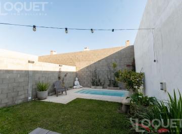 Casa · 127m² · 3 Dormitorios · 2 Cocheras · Casa 3 Dorm., Patio Verde y Pileta en Venta. Barrio La Esmeralda, Santa Fe