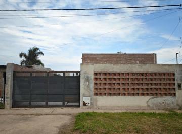 Casa · 65m² · 2 Ambientes · 1 Cochera · Casa 1 Dormitorio con Piscina en P. Habitacional Ibarlucea