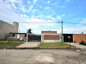 Casa · 65m² · 2 Ambientes · 2 Cocheras · Casa 1 Dormitorio con Piscina en P. Habitacional Ibarlucea