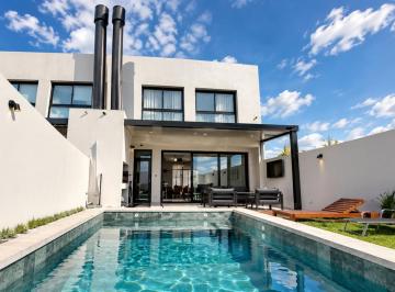 Casa · 173m² · 5 Ambientes · 2 Cocheras · Casa en Campo Chico Urbanización Residencial