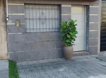 Casa · 40m² · 2 Ambientes · Casa Al Frente con Pequeño Patio