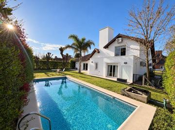 Casa · 235m² · 5 Ambientes · 6 Cocheras · Casa en Venta