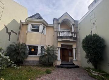 Casa de 5 ambientes, Floresta · Hermosa Casa en Alquiler – Amplitud, Jardín y Quincho
