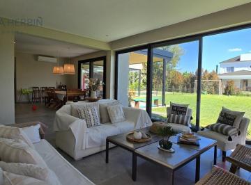 Casa · 900m² · 4 Ambientes · 4 Cocheras · Casa en Alquiler Temporario en El Barrio Cerrado Bella Vista Chico