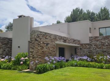 Casa · 2000m² · 4 Ambientes · 1 Cochera · Casa en Alquiler en Pinamar, Barrio La Herradura