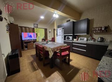 Casa · 322m² · 4 Dormitorios · 1 Cochera · Vende Casa con Local Comercial y Departamento en Cipolletti