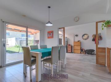 Casa · 110m² · 3 Ambientes · 1 Cochera · Casa en Venta en Lisandro Olmos de 2 Dorm. con Pileta y Cochera