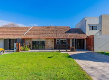 Casa · 105m² · 3 Ambientes · 2 Cocheras · Casa a La Venta en Barrio Constitución