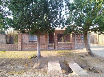 Casa de 5 ambientes, Los Corralitos · Casa en Alquiler C/ Cochera en Los Corralitos