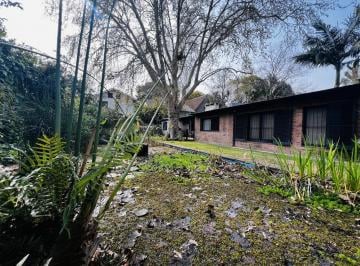 Terreno · 247m² · 6 Ambientes · 2 Cocheras · Solida Casa en Una Planta en Doble Lote! Calle Cortada!