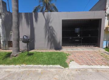 Casa · 242m² · 4 Ambientes · 1 Cochera · Venta Casa 4 Ambientes con Cochera en Bernal Oeste