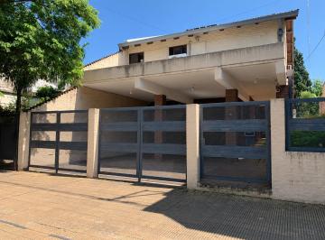 Casa · 251m² · 4 Dormitorios · 2 Cocheras · Casa 4 Dorm. con Pileta y Quincho en Pleno Centro!