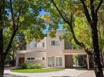 Casa · 220m² · 7 Ambientes · 1 Cochera · Casa en Alquiler 3 Dorm. Miralagos