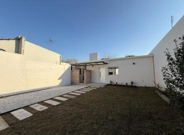 Casa · 113m² · 4 Ambientes · 2 Cocheras · Casa de 3 Dorm. en Venta en Hernández