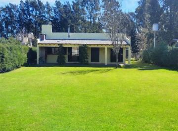 Casa · 72m² · 3 Ambientes · 4 Cocheras · Casa Quinta en Venta en Barrio Cerrado