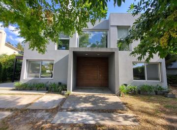 Casa · 190m² · 4 Ambientes · 2 Cocheras · Casa en Alquiler en Los Sauces, Nordelta, Tigre