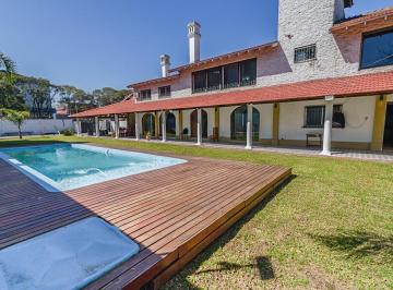 Casa · 338m² · 7 Ambientes · 1 Cochera · Casa 7 Ambientes | 900 m² de Lote | Pileta | Amplio Potencial | Don Torcuato