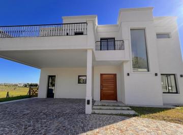 Casa · 292m² · 4 Dormitorios · 2 Cocheras · Casa a Estrenar con Piscina en Greenville