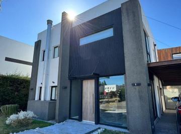 Casa · 300m² · Imponente Propiedad con Piscina en Venta en Altos Dos.
