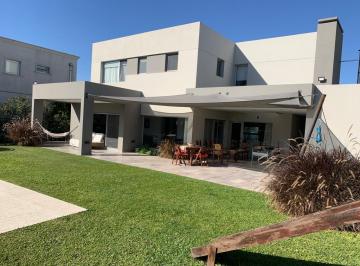 Casa · 274m² · 4 Dormitorios · 2 Cocheras · Casa 4 Dorm. y Escritorio en Dos Plantas. Nueva